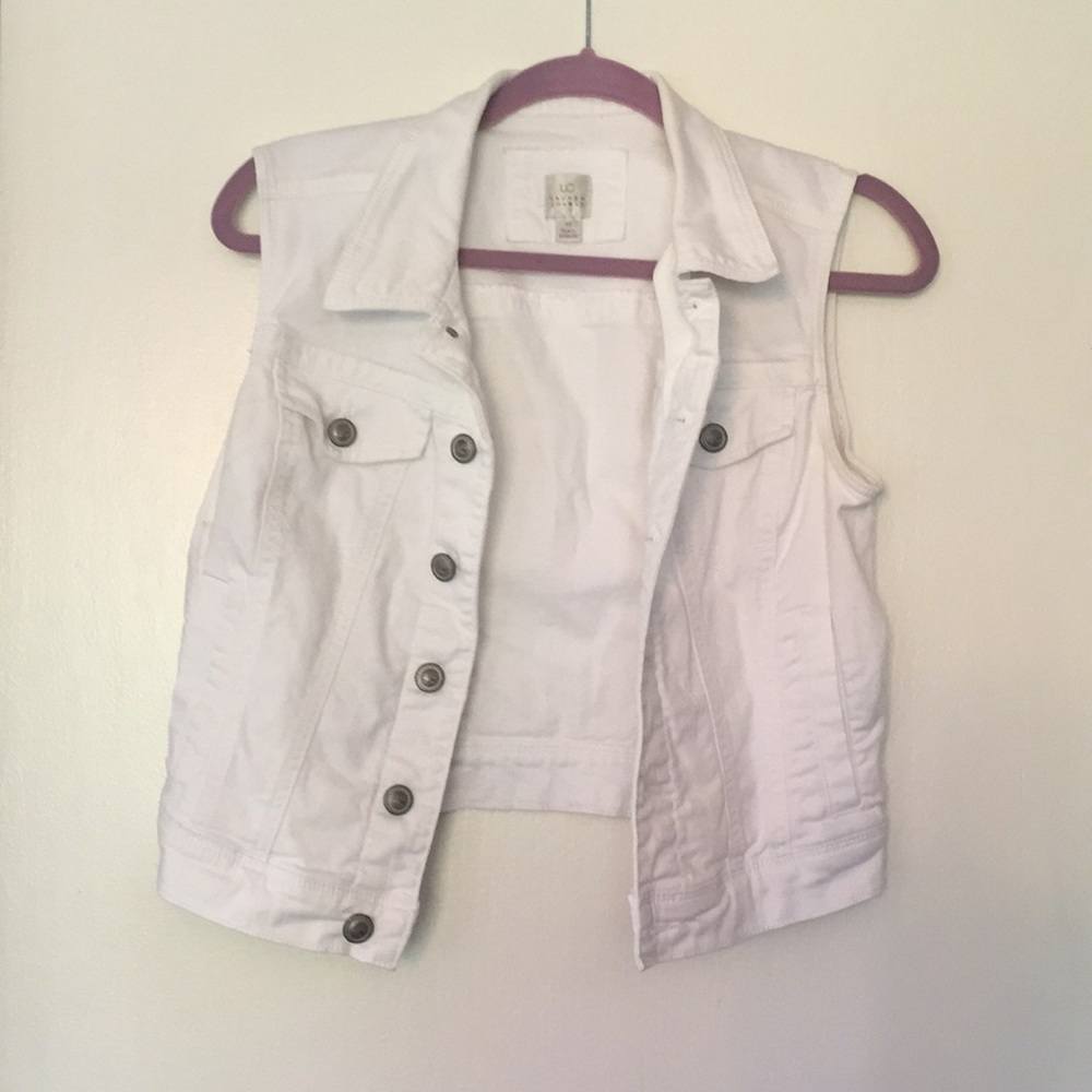White sleeveless jean jacket